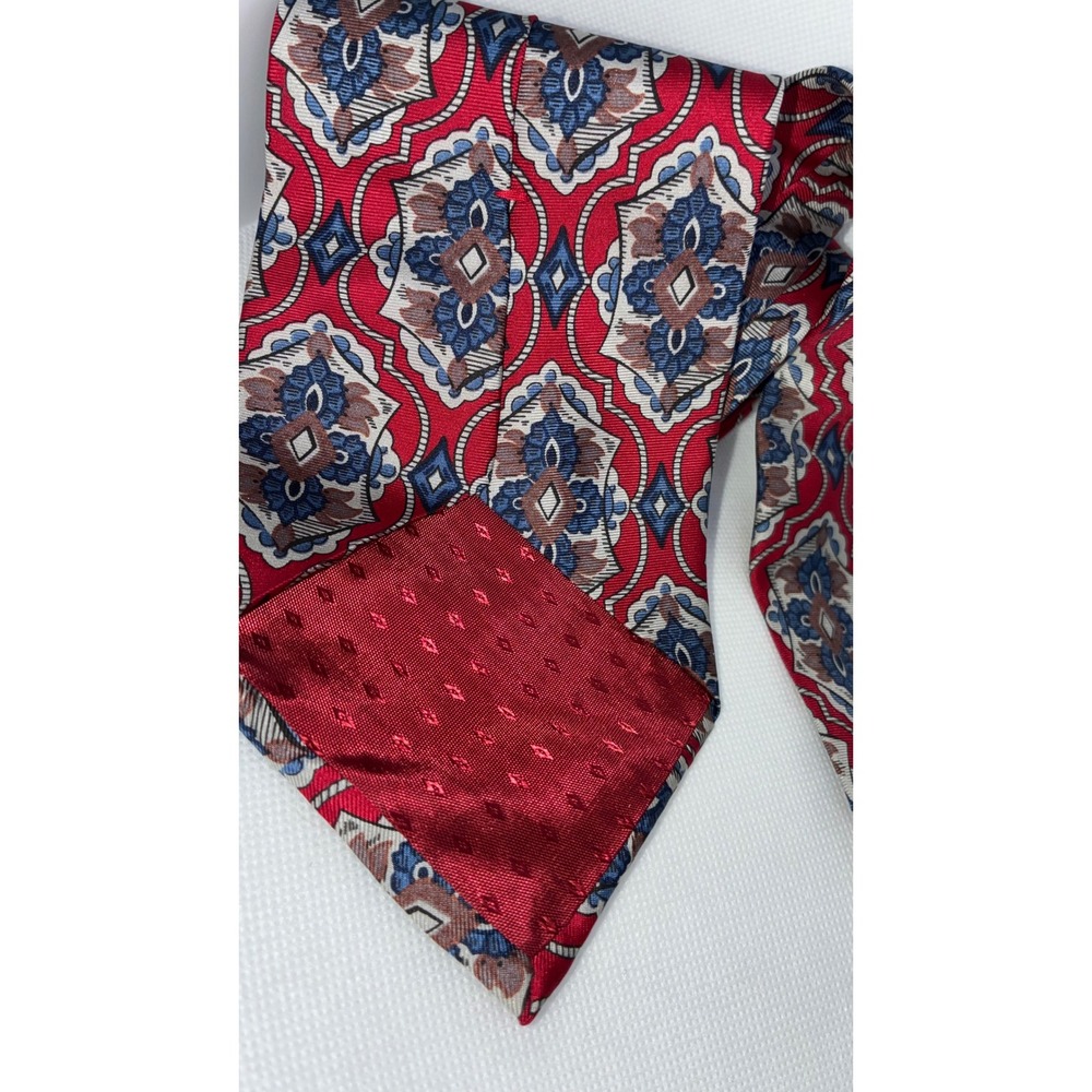 Domani Mens Red Blue Medallion Geometric 100% Italian Silk Necktie 4 Inch Width - Picture 3 of 7